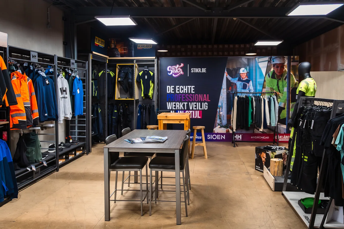 Kledingcollectie in de Stikr showroom