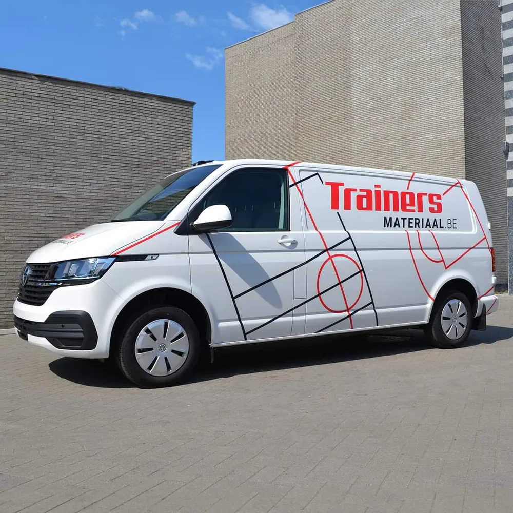 Witte bestelwagen met belettering van Trainers Materiaal