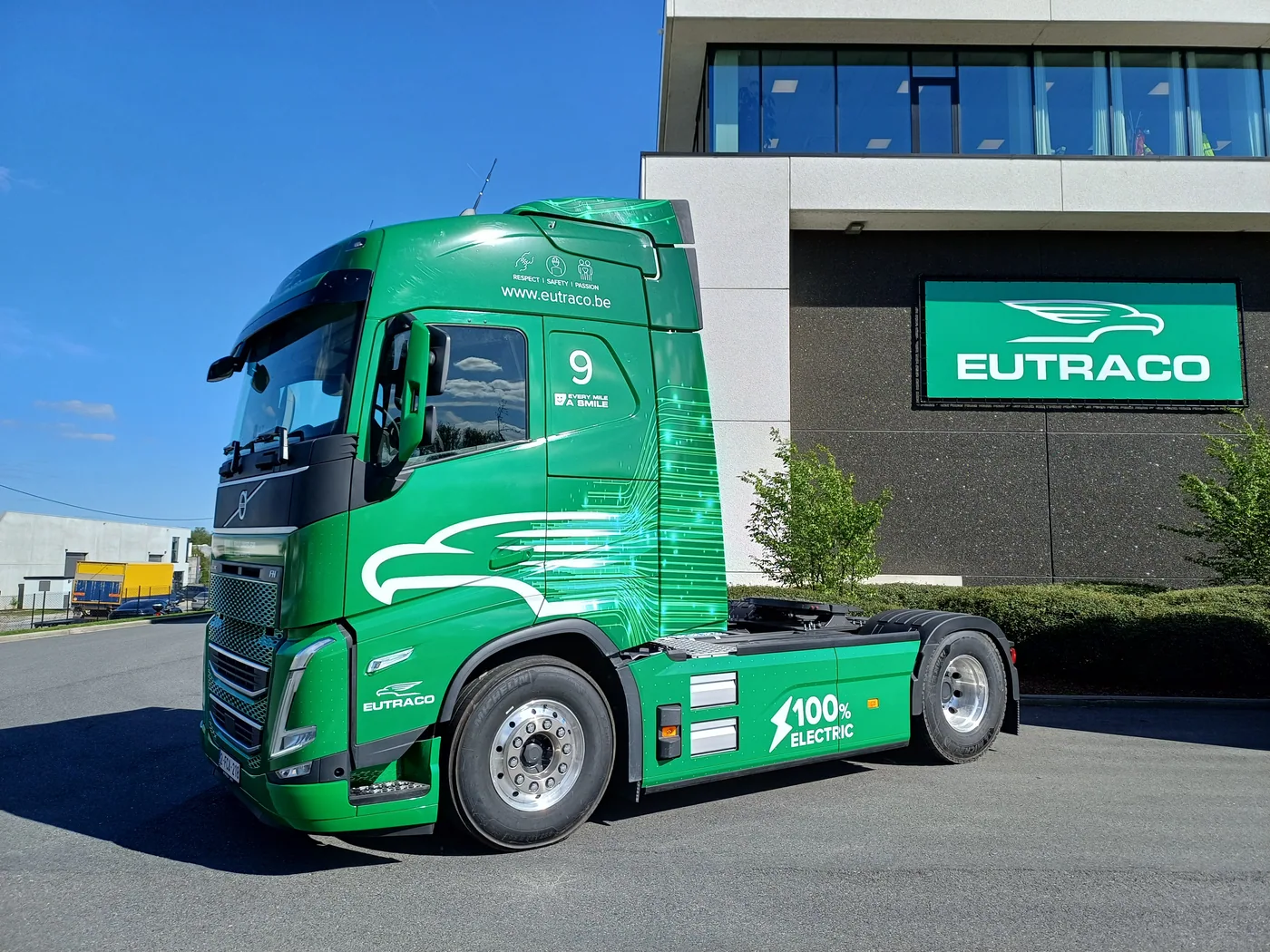 Groen gewrapte Eutraco vrachtwagen