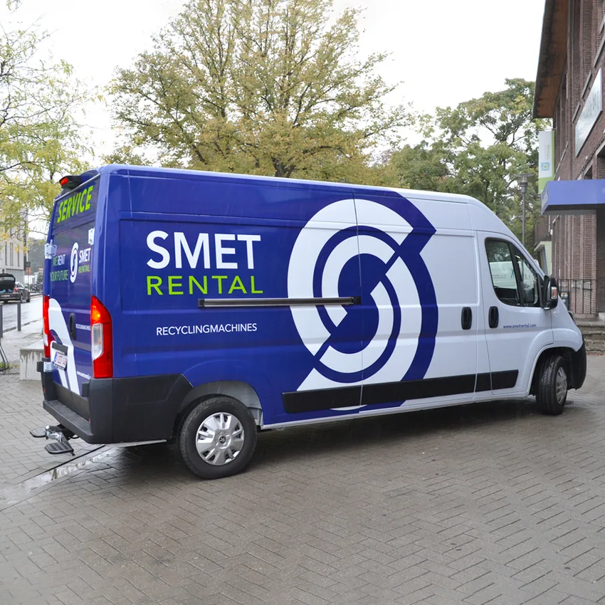 SMET Rental bestelwagen met blauwe en witte belettering