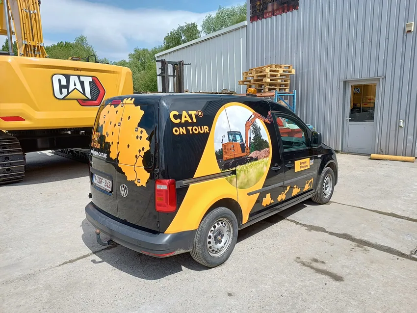 CAT bestelwagen met gele en zwarte belettering