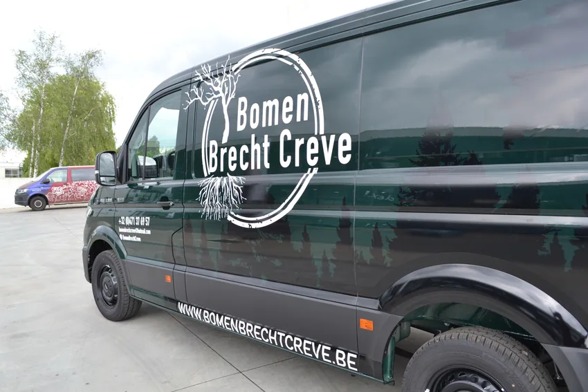 Donkergroene bestelwagen met witte belettering voor Bomen Brecht Creve
