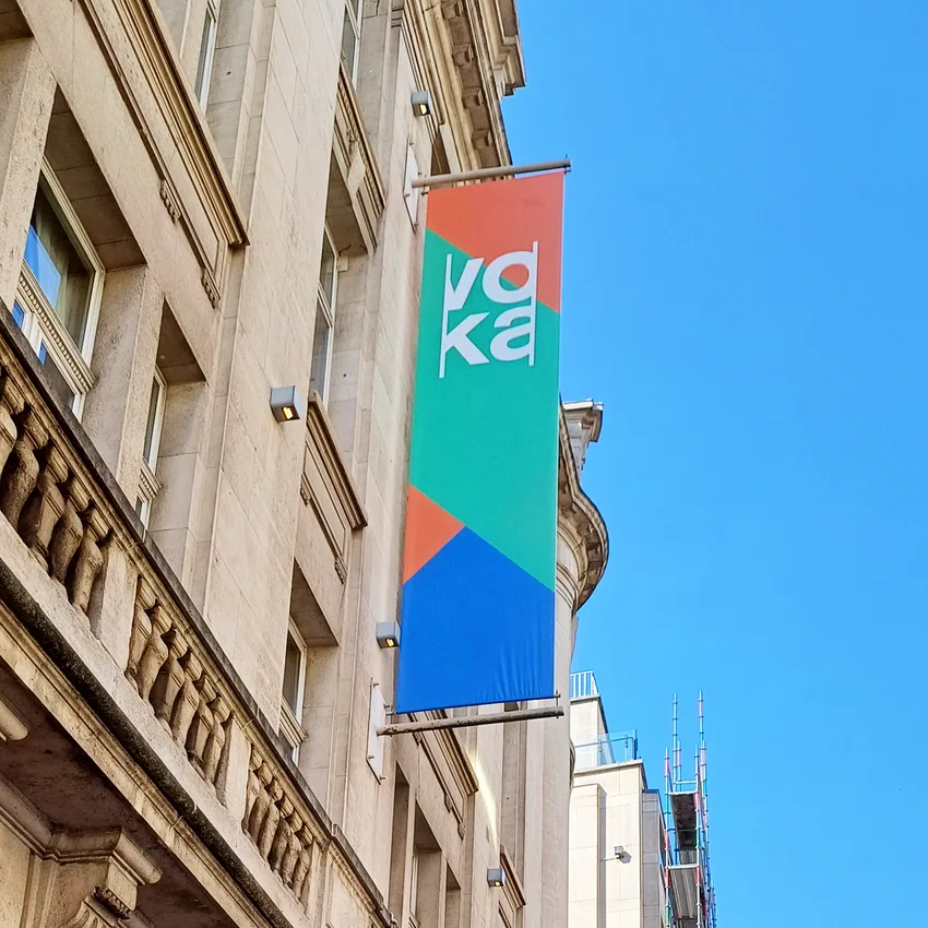 Kleurrijke hangende banier aan een stenen gevel