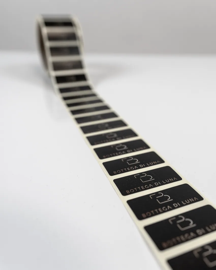 Rol met geprinte productlabels