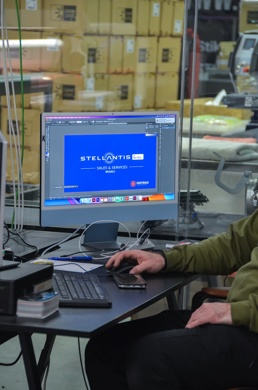 Ontwerper bereidt een stickerontwerp voor op een computerscherm