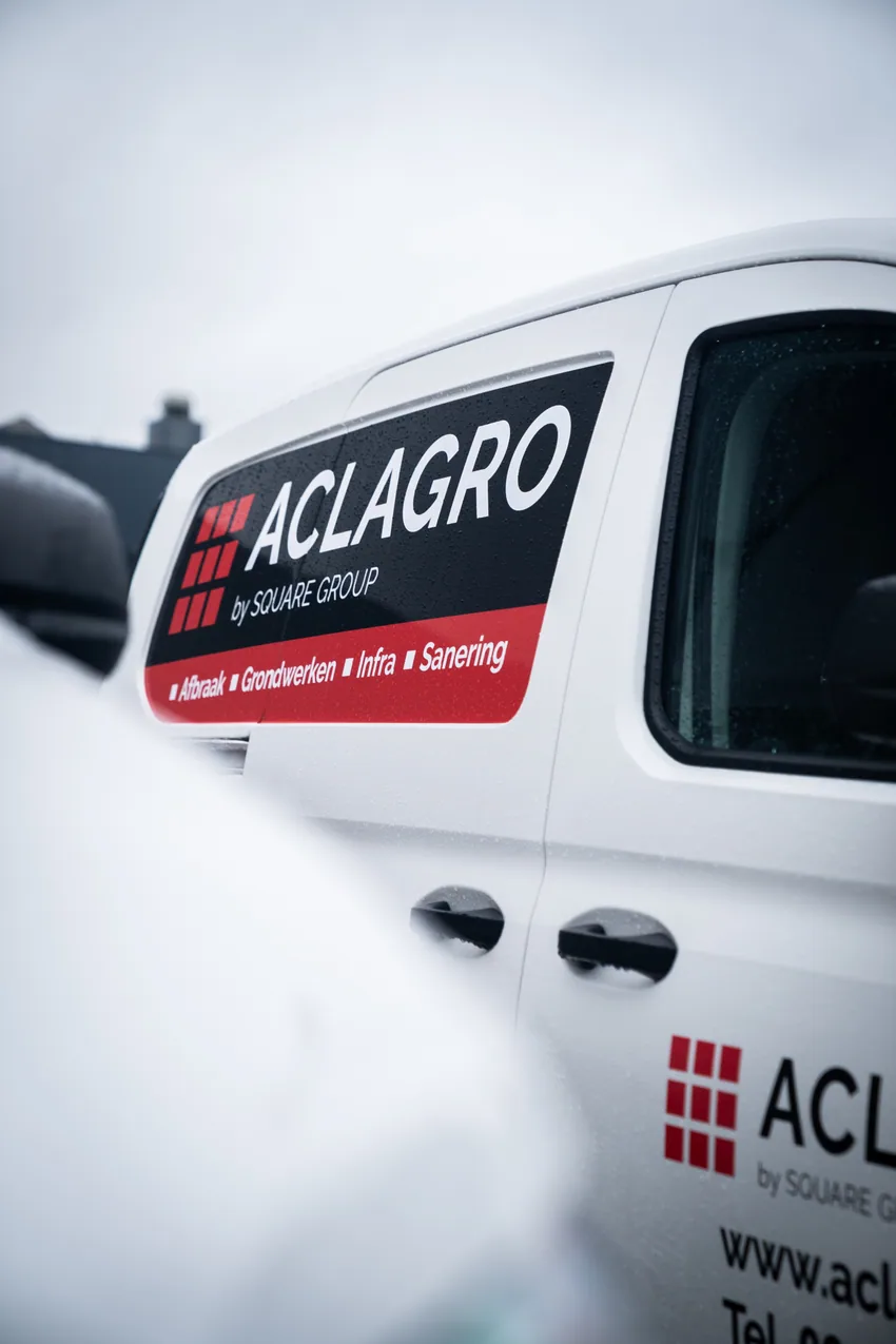 Bestelwagen met opvallende wagenbelettering